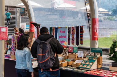 Melbourne, Victoria / Avustralya - 11 / 03 / 2019 Melbourne City 'nin merkezi, Yarra Nehri kıyısında plazaları, barları ve restoranları bulunan modern bir Federasyon Meydanı..