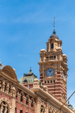 Melbourne, Victoria / Avustralya - 11 / 03 / 2019 Flinders Caddesi Tren İstasyonu Melbourne 'daki Flinders ve Swanston Caddelerinin köşesinde. Tüm metropoliten demiryolu şebekesine hizmet ediyor..