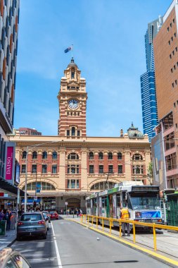 Melbourne, Victoria / Avustralya - 11 / 03 / 2019 Flinders Caddesi Tren İstasyonu Melbourne 'daki Flinders ve Swanston Caddelerinin köşesinde. Tüm metropoliten demiryolu şebekesine hizmet ediyor..