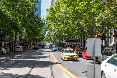 Melbourne, Victoria / Avustralya - 11 / 03 / 2019 Melbourne City 'nin merkezi, Yarra Nehri kıyısında plazaları, barları ve restoranları bulunan modern bir Federasyon Meydanı..