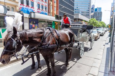 Melbourne, Victoria / Avustralya - 11 / 03 / 2019 Melbourne City 'nin merkezi, Yarra Nehri kıyısında plazaları, barları ve restoranları bulunan modern bir Federasyon Meydanı..