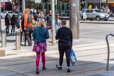 Melbourne, Victoria / Avustralya - 11 / 03 / 2019 Melbourne City 'nin merkezi, Yarra Nehri kıyısında plazaları, barları ve restoranları bulunan modern bir Federasyon Meydanı..