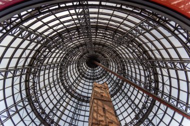 Melbourne, Victoria / Avustralya - 11 / 03 / 2019 Melbourne City 'nin merkezi, Yarra Nehri kıyısında plazaları, barları ve restoranları bulunan modern bir Federasyon Meydanı..