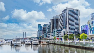 Melbourne, Victoria / Avustralya - 11 / 03 / 2019 Docklands, yüksek binaların hakim olduğu ve alışveriş ve sahil yemekleri ile popüler modern bir liman gelişimi.