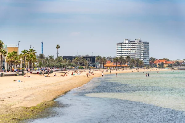 Melbourne, Victoria / Avustralya - 11 / 01 / 2019 St Kilda Beach, Port Phillip 'te Melbourne şehir merkezine 6 kilometre uzaklıkta bulunan bir plajdır. Melbourne 'un en ünlü plajı..