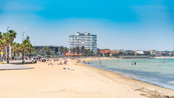 Melbourne, Victoria / Avustralya - 11 / 01 / 2019 St Kilda Beach, Port Phillip 'te Melbourne şehir merkezine 6 kilometre uzaklıkta bulunan bir plajdır. Melbourne 'un en ünlü plajı..