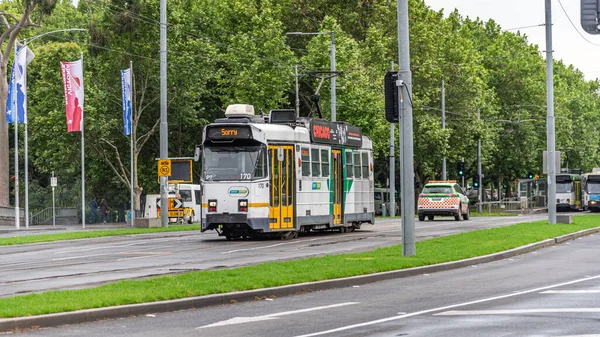 澳大利亚维多利亚州墨尔本 2019年3月11日的电车是墨尔本的主要公共交通形式 该网络由250公里的双轨铁路 493辆电车 24条路线和1 763个车站组成 — 图库照片