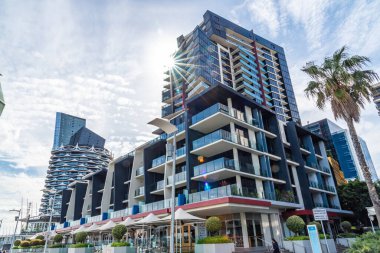 Melbourne, Victoria / Avustralya - 11 / 03 / 2019 Docklands, yüksek binaların hakim olduğu ve alışveriş ve sahil yemekleri ile popüler modern bir liman gelişimi.