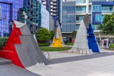 Melbourne, Victoria / Avustralya - 11 / 03 / 2019 Docklands, yüksek binaların hakim olduğu ve alışveriş ve sahil yemekleri ile popüler modern bir liman gelişimi.