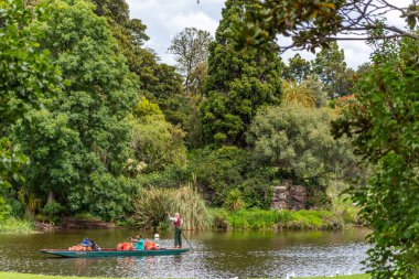 Melbourne, Victoria / Avustralya - 11 / 06 / 2019 İnsanlar Melbourne Botanik Bahçeleri 'nin rahatlatıcı ortamının tadını çıkarıyor