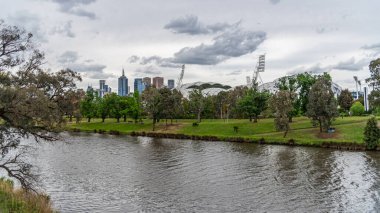 Melbourne, Victoria / Avustralya - 11 / 06 / 2019 Yarra Nehri ve arka planda Melbourne silüeti