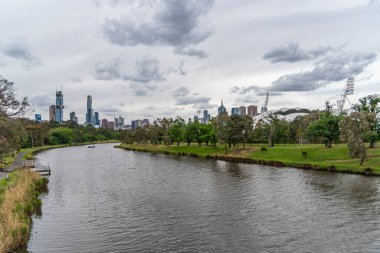 Melbourne, Victoria / Avustralya - 11 / 06 / 2019 Yarra Nehri ve arka planda Melbourne silüeti