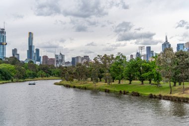 Melbourne, Victoria / Avustralya - 11 / 06 / 2019 Yarra Nehri ve arka planda Melbourne silüeti