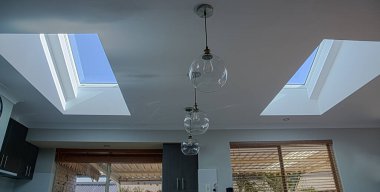 Perth, WA / Avustralya 04 / 30 / 2017 Tavan penceresine sahip olmanın avantajları ekstra doğal ışık ve kışın biraz güneş ısıtması olasılığıdır..