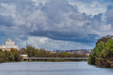 Northam, WA - Avustralya 11-15-2020 Batı Avustralya 'daki Avon nehri üzerindeki köprüleri.