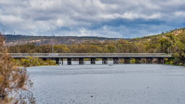 Northam, WA - Avustralya 11-15-2020 Batı Avustralya 'daki Avon nehri üzerindeki köprüleri.