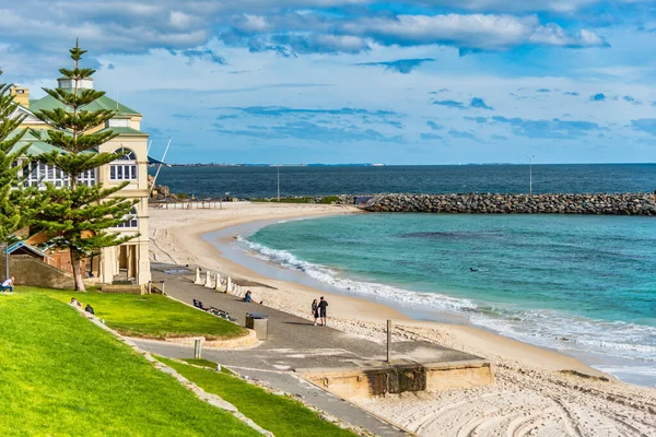 Perth, WA / Avustralya 05 / 08 / 2016 Cottesloe Sahili yüzme, dalma, şnorkelle yüzme ve sörf sunan uzun, devriye gezilmiş bir kumsal..