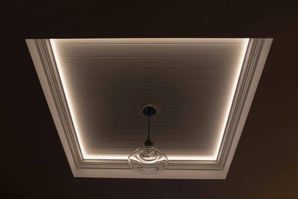 Ledストリップ照明付き装飾的な凹型天井 秘密の照明 — ストック写真