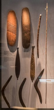 Northam, WA - Avustralya 11-12-2020 Bilya Koort Boodja - Northam WA 'daki Nyoongar Kültür ve Çevre Bilgisi Merkezi' nde aletler sergileniyor