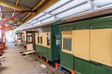 Northam, WA - Avustralya 11-15-2020 Northam Tren İstasyonu Müzesinde eski tren yolcuları ve yük vagonları.