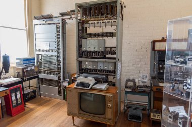 Northam, WA - Avustralya 11-15-2020 Elektronik ekipman Northam Tren İstasyonu Müzesi 'nde sergileniyor