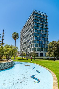 Perth, WA / Avustralya - 11 / 17 / 2019 Perth City Council House with garden and pool