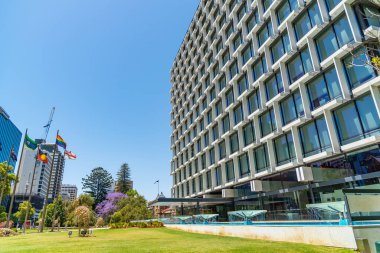 Perth, WA / Avustralya - 11 / 17 / 2019 Perth City Council House with garden and pool