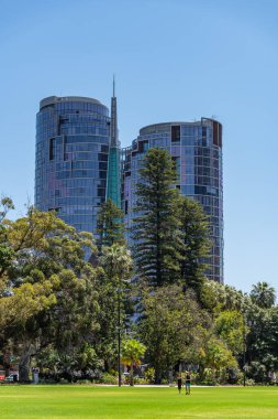 Perth, WA / Avustralya - 11 / 17 / 2019 Perth City mimari binaları, bahçeler ve gölgeler.