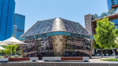 Perth, WA / Avustralya - 11 / 17 / 2019 Perth City Elizabeth Quay Restoranlar, Sanat ve yeni binalar.