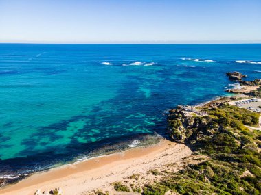 Point Peron ve Shoalwater Körfezi 'nin kayalık kireçtaşı oluşumları ve deniz yosunlarıyla hava manzarası..
