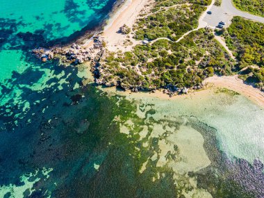 Point Peron ve Shoalwater Körfezi 'nin kayalık kireçtaşı oluşumları ve deniz yosunlarıyla hava manzarası..