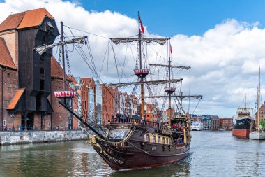 Gdansk, Pomeranya / Polonya - 05 / 07 / 2019 Galeon Yelkenli Gemisi Lew, Polonya 'nın Gdansk nehri üzerindeki iskelesine doğru yelken açıyor.