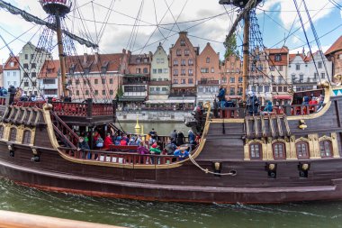 Gdansk, Pomeranya / Polonya - 05 / 07 / 2019 Galeon Yelkenli Gemisi Lew, Polonya 'nın Gdansk nehri üzerindeki iskelesine doğru yelken açıyor.