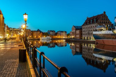 Binalar, Gdansk Polonya 'da şafakta Motlawa nehrindeki suya yansıyor.