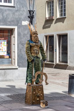 Gdansk, Pomerania Eyaleti / Polonya - 05 / 07 / 2019 Man Gdansk Polonya 'nın ana caddesi olan Dluga Targ' da heykel olarak poz verdi