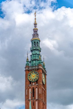 Dluga Targ 'daki belediye binası. Gdansk Polonya' nın ana caddesi.