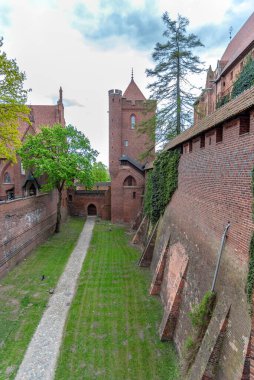 Malbork 'taki Tötonik Düzen Şatosu, Polonya' nın Malbork kenti yakınlarında 13. yüzyıldan kalma bir kaledir. Dünyadaki en büyük şato..