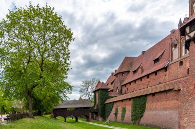 Malbork 'taki Tötonik Düzen Şatosu, Polonya' nın Malbork kenti yakınlarında 13. yüzyıldan kalma bir kaledir. Dünyadaki en büyük şato..