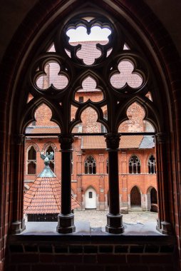 Malbork 'taki Tötonik Düzen Şatosu, Polonya' nın Malbork kenti yakınlarında 13. yüzyıldan kalma bir kaledir. Dünyadaki en büyük şato..