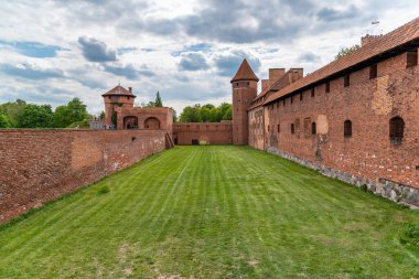 Malbork 'taki Tötonik Düzen Şatosu, Polonya' nın Malbork kenti yakınlarında 13. yüzyıldan kalma bir kaledir. Dünyadaki en büyük şato..