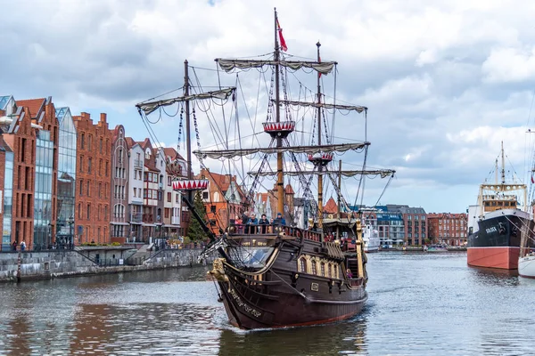 Gdansk, Pomeranya / Polonya - 05 / 07 / 2019 Galeon Yelkenli Gemisi Lew, Polonya 'nın Gdansk nehri üzerindeki iskelesine doğru yelken açıyor.