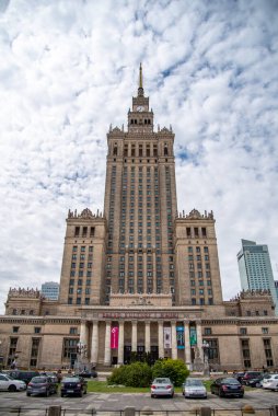 Varşova, Mazovia Eyaleti / Polonya - 05 / 06 / 2019. Kültür ve Bilim Sarayı, Varşova 'nın merkezinde yüksek katlı bir binadır. Toplam yüksekliği 237 metredir ve Polonya 'nın en yüksek binasıdır..