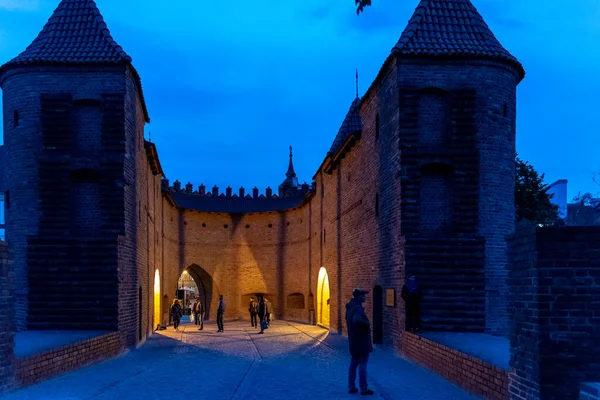 Varşova, Mazovia Eyaleti / Polonya - 05 / 07 / 2019. Polonya 'nın Varşova kentindeki Varşova Barbican, bir zamanlar Varşova' yı çevreleyen karmaşık tarihi kalıntı ağının birkaç kalıntısından biridir..