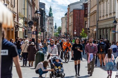 Krakow, Küçük Polonya / Polonya - 05 / 11 / 2019. Krakow ve Ana Pazar Meydanı gün içinde turistler arasında çok popüler..