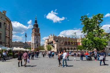 Krakow, Küçük Polonya / Polonya - 05 / 11 / 2019. Krakow ve Ana Pazar Meydanı gün içinde turistler arasında çok popüler..