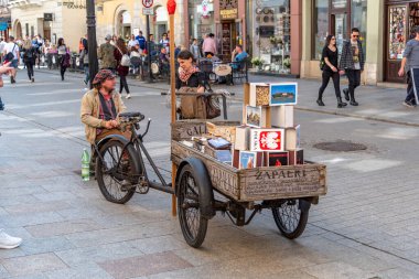 Krakow, Küçük Polonya / Polonya - 05 / 11 / 2019. Krakow Ana Pazar Meydanı 'nda büyük kutu kibrit satan bir adam..