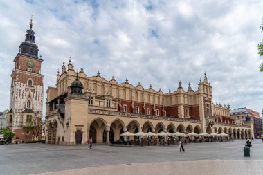 Krakow, Küçük Polonya / Polonya - 05 / 11 / 2019. Krakow ve Ana Pazar Meydanı gün içinde turistler arasında çok popüler..