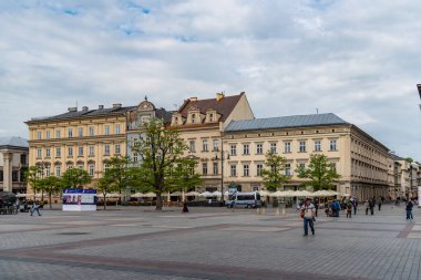Krakow, Küçük Polonya / Polonya - 05 / 11 / 2019. Krakow ve Ana Pazar Meydanı gün içinde turistler arasında çok popüler..