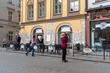 Krakow, Küçük Polonya / Polonya - 05 / 11 / 2019. Krakow ve Ana Pazar Meydanı gün boyunca turistlerin selfie çekmesiyle çok popüler..