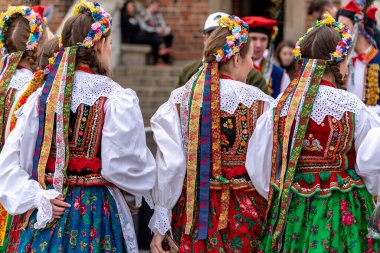 Krakow, Küçük Polonya / Polonya - 05 / 12 / 2019. Geleneksel Polonya Halk Kostümleri Krakow Ana Pazar Meydanı 'nda geçit töreninde.